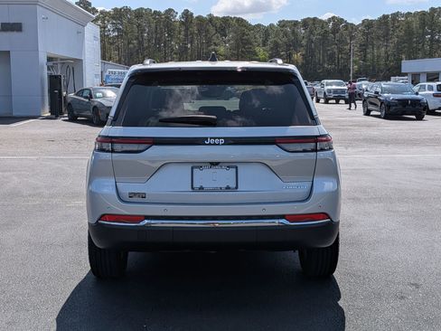 Certified 2024 Jeep Grand Cherokee Laredo image 4