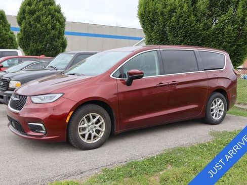 Used 2023 Chrysler Pacifica Touring-L FWD image 2