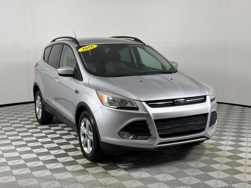 Used 2016 Ford Escape SE w/ Equipment Group 201A FWD image 3