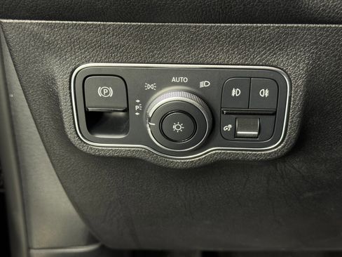 Used 2022 Mercedes-Benz GLB 250 w/ Premium Package image 17