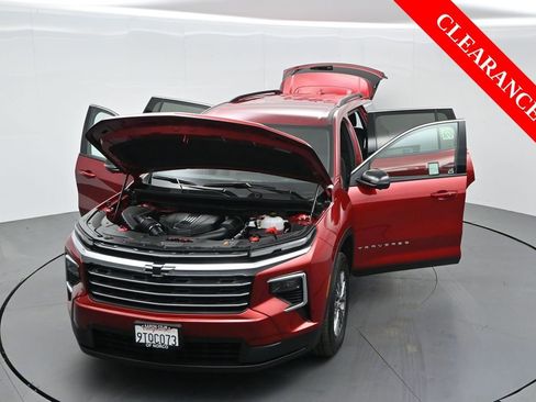 Used 2025 Chevrolet Traverse LT w/ Driver Confidence Package image 38
