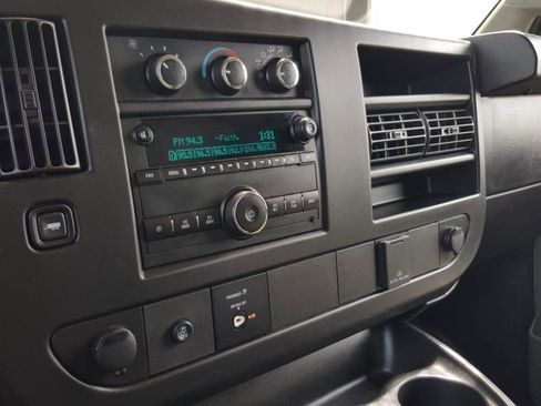 Used 2018 Chevrolet Express 3500 RWD image 16
