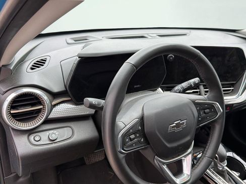 Used 2025 Chevrolet Trax ACTIV w/ Sunroof Package FWD image 12