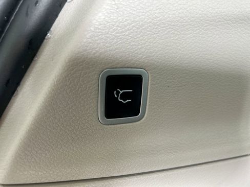 Used 2023 Chrysler Pacifica Touring-L FWD image 42