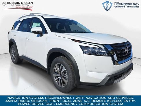 New 2025 Nissan Pathfinder SL image 1
