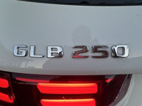Used 2025 Mercedes-Benz GLB 250 4MATIC image 9