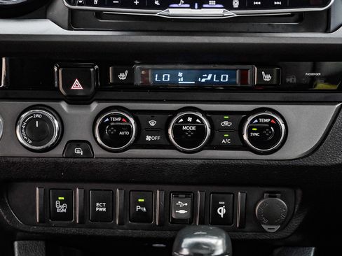 Used 2017 Toyota Tacoma TRD Off-Road w/ Premium & Technology Package image 37