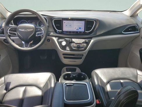 Used 2023 Chrysler Pacifica Touring-L FWD image 11