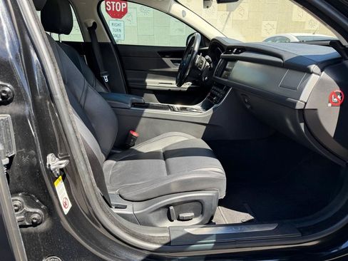 Used 2018 Jaguar XF Premium RWD image 38