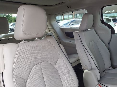 Used 2021 Chrysler Pacifica Limited w/ Uconnect Theater Family Group image 14