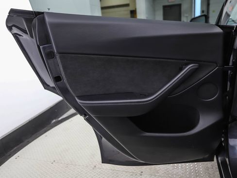 Used 2021 Tesla Model Y Long Range image 18