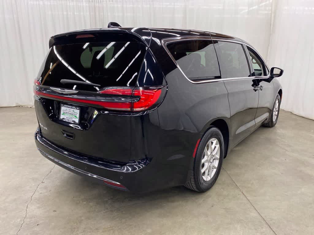 Used 2024 Chrysler Pacifica Touring-L FWD image 6