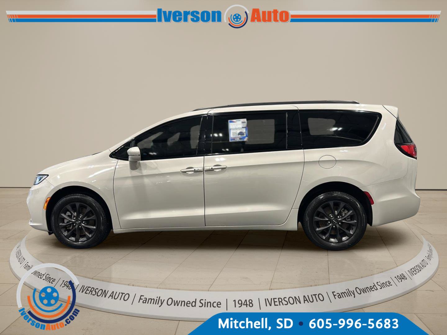 Used 2021 Chrysler Pacifica Touring-L w/ S Appearance Package AWD/4WD image 4