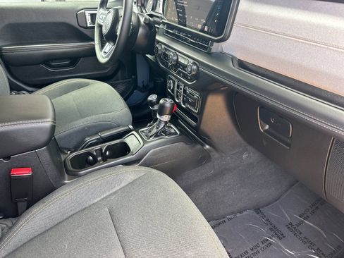 Used 2025 Jeep Wrangler Unlimited Sahara AWD/4WD image 15