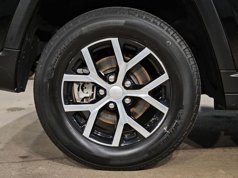 Used 2024 Jeep Grand Cherokee Limited image 17