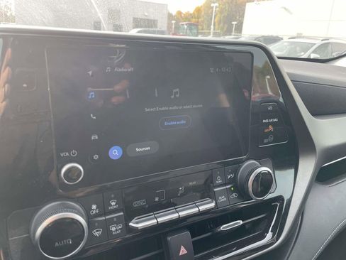 Used 2023 Toyota Highlander LE image 39