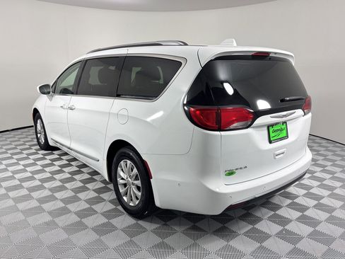 Used 2018 Chrysler Pacifica Touring-L image 3