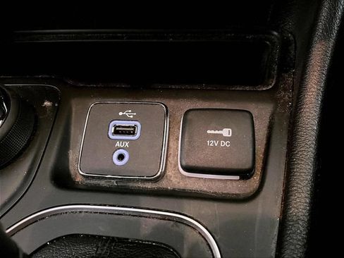 Used 2019 Jeep Cherokee Latitude w/ Cold Weather Group AWD/4WD image 31