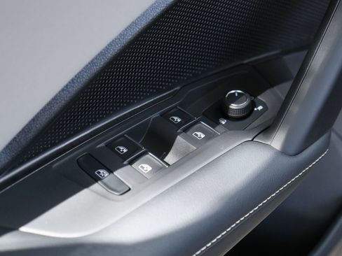 Certified 2025 Volkswagen Tiguan SE FWD image 19