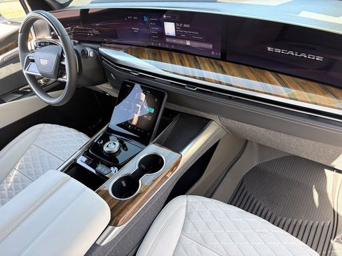 Certified 2026 Cadillac Escalade ESV Platinum Luxury w/ LPO, Radiant Package AWD/4WD image 13