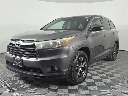Used 2016 Toyota Highlander XLE AWD/4WD image 3