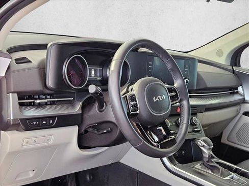 Used 2024 Kia Carnival LX image 8