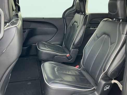 Used 2025 Chrysler Pacifica Limited image 14