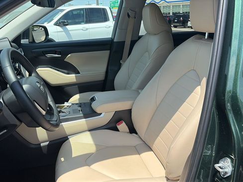 Used 2025 Toyota Highlander XLE AWD/4WD image 17