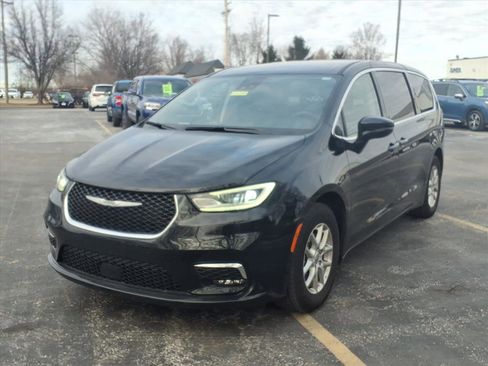 Used 2024 Chrysler Pacifica Touring-L image 38