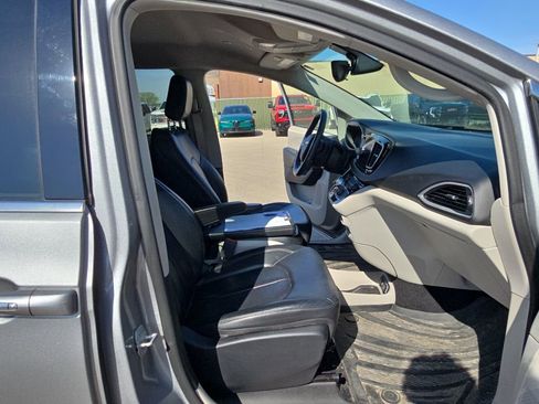 Used 2018 Chrysler Pacifica Touring-L FWD image 15