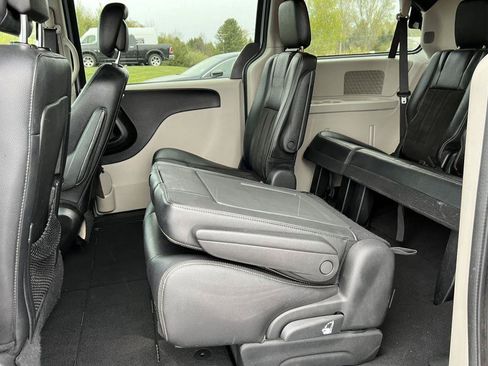 Used 2019 Dodge Grand Caravan SXT FWD image 4