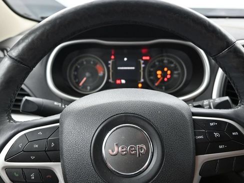 Used 2018 Jeep Cherokee Latitude Plus w/ Cold Weather Group AWD/4WD image 14