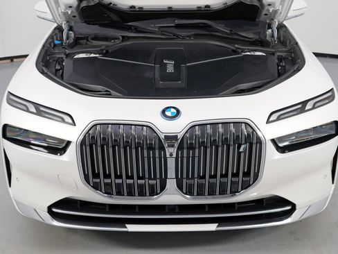 Used 2023 BMW i7 xDrive60 AWD/4WD image 5