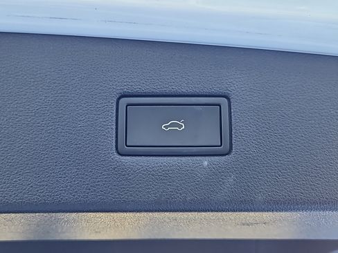 Certified 2022 Volkswagen Tiguan SE w/ Panoramic Sunroof Package image 15