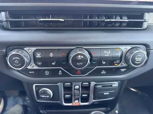Used 2025 Jeep Wrangler Sahara image 17