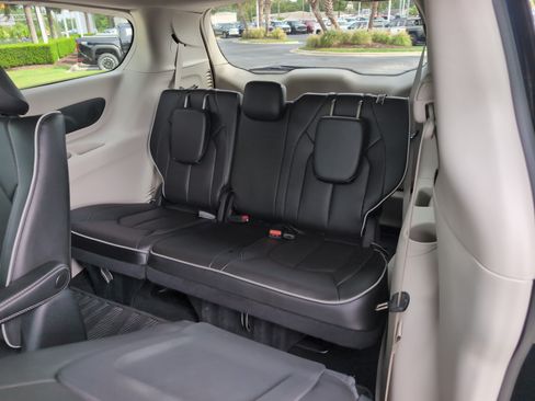 Used 2023 Chrysler Pacifica Limited FWD image 32