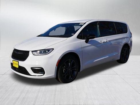 New 2026 Chrysler Pacifica Select FWD image 7