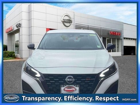Used 2023 Nissan Altima 2.5 SR FWD image 2