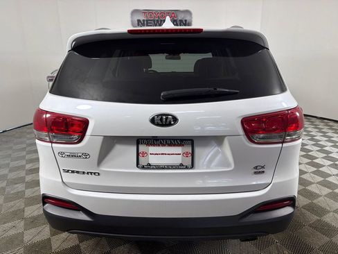 Used 2018 Kia Sorento FWD image 4