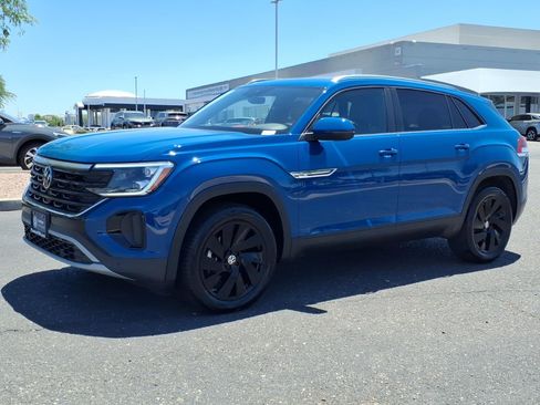 Certified 2025 Volkswagen Atlas Cross Sport SE FWD image 3