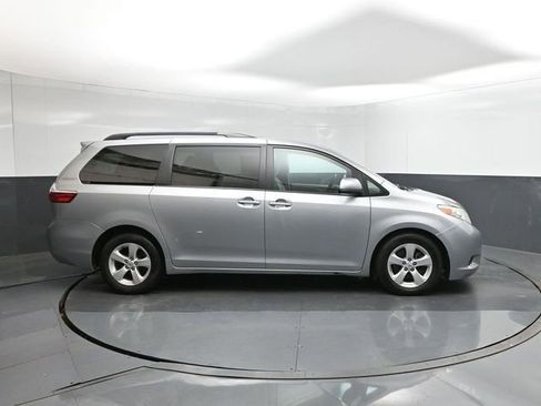 Used 2015 Toyota Sienna LE image 26