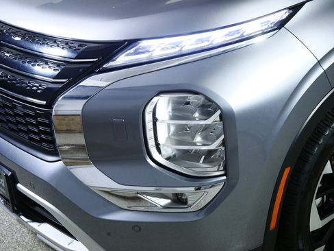 Used 2024 Mitsubishi Outlander SE image 16