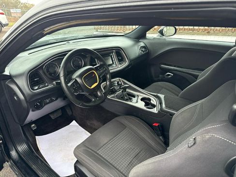 Used 2017 Dodge Challenger SXT image 9