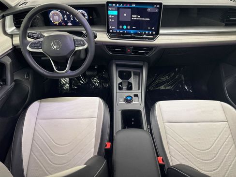 New 2026 Volkswagen Tiguan SE FWD image 12