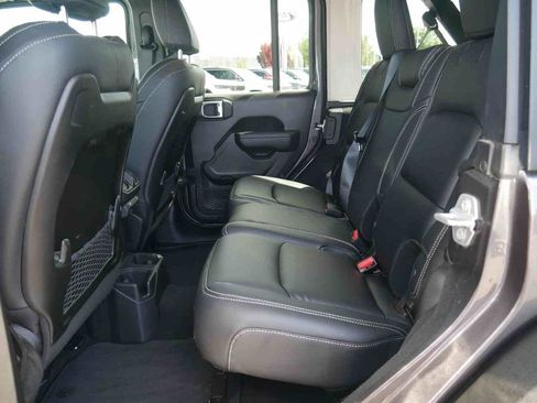 Used 2025 Jeep Wrangler Unlimited Rubicon AWD/4WD image 17