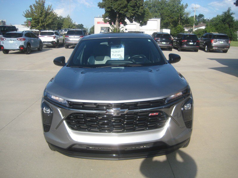 Used 2025 Chevrolet Trax RS FWD image 3