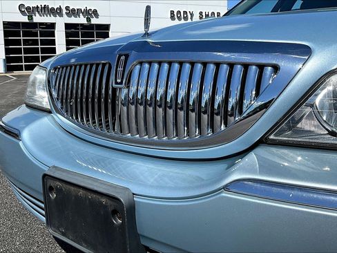 Used 2011 Lincoln Town Car Signature Limited RWD image 29