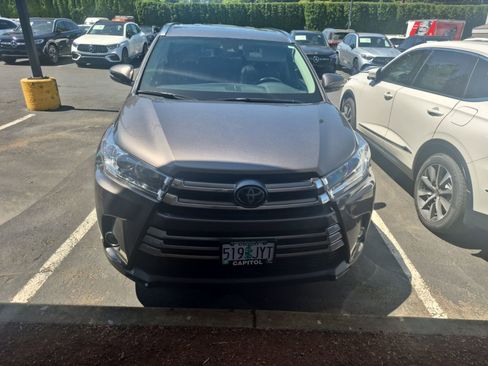 Used 2017 Toyota Highlander Limited AWD/4WD image 5
