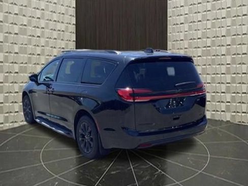 Certified 2021 Chrysler Pacifica Touring-L w/ S Appearance Package AWD/4WD image 5