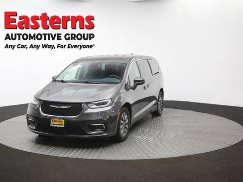 Used 2022 Chrysler Pacifica Touring-L w/ Uconnect Theater Family Group FWD image 55